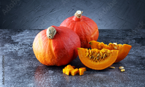 Cuadro en lienzo Pumpkin slices with seeds and autumn hokkaido pumpkins