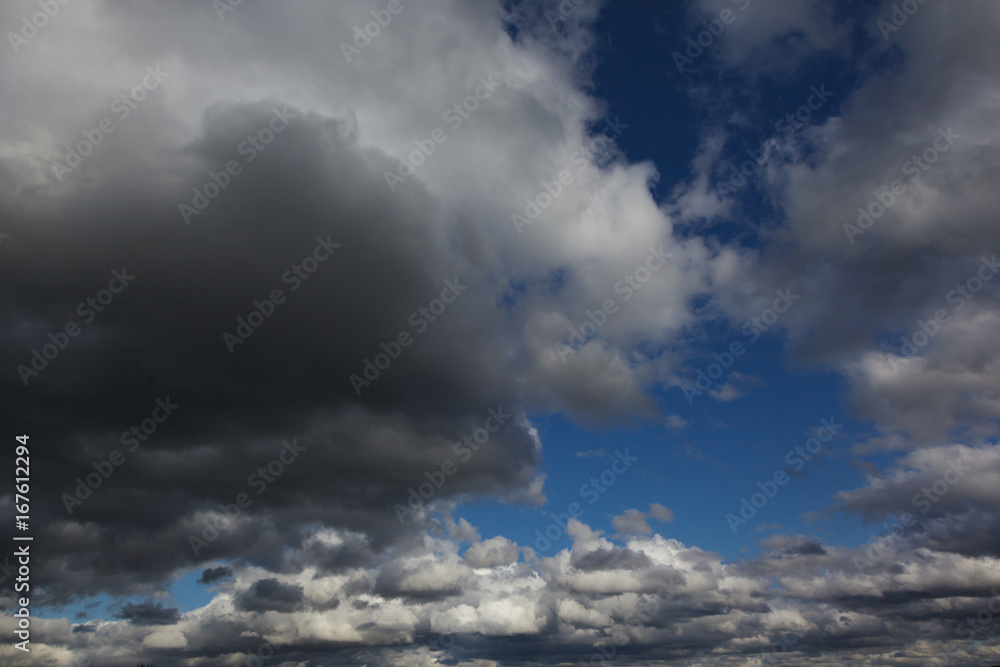 aufziehende dunkle Wolken