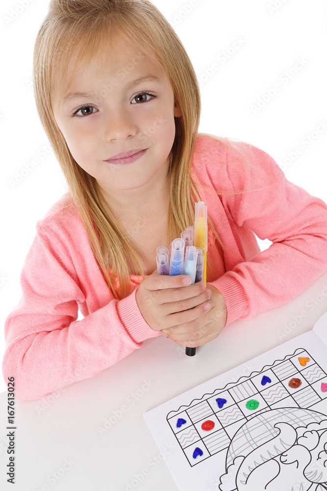 fillette blonde de 6 ans faisant du coloriage fillette blonde de 6 ans faisant du coloriage