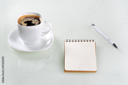 Filiżanka kawy, notes i długopis