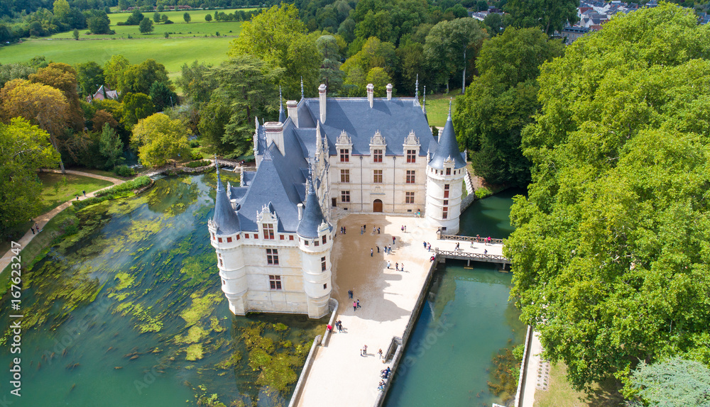 Fototapeta premium Photographie aérienne du château d'Azay le Rideau