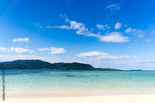 沖縄　八重山諸島　小浜島のビーチ © Tsukasuke