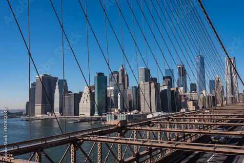 ニューヨーク・ブルックリン橋から望むマンハッタンの摩天楼 © hit1912