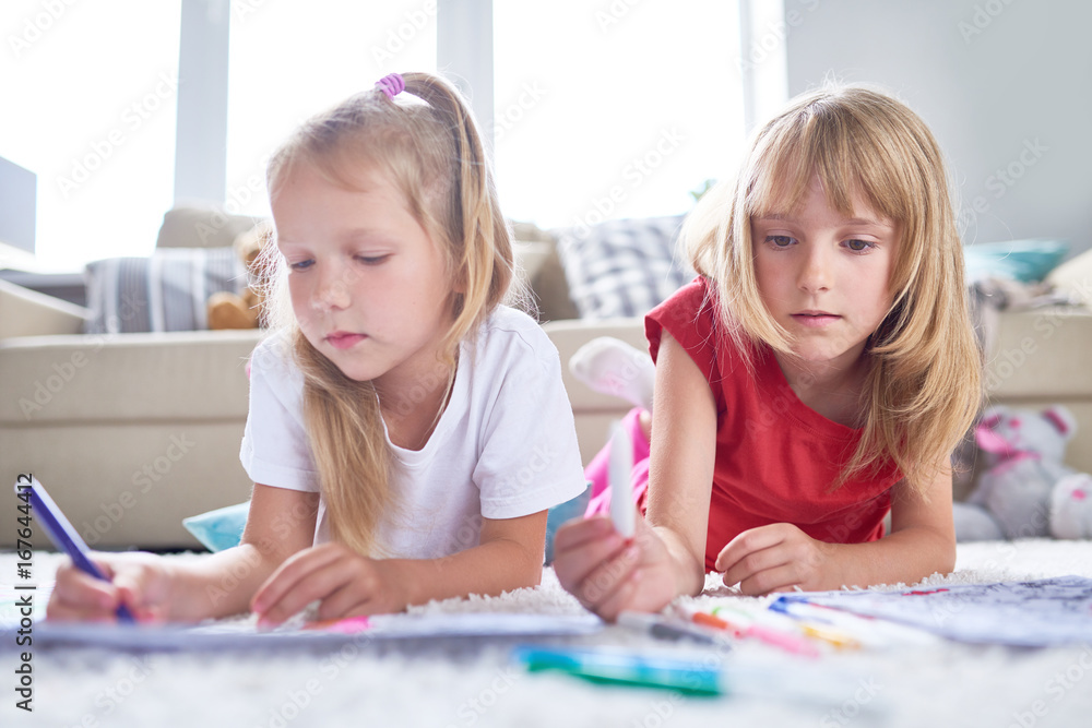 Pretty Little Friends Expressing Creativity Pretty Little Friends Expressing Creativity