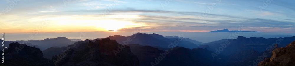 Sonnenaufgang im Gebirge