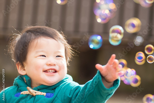 シャボン玉で遊ぶ男の子
