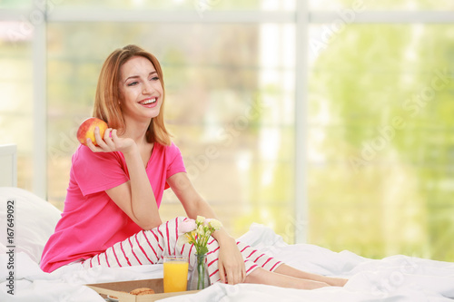 Young pretty woman having b...