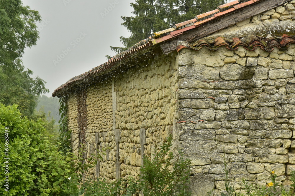 L'eau tombant d'un des toits rustiques lors d'une forte averse à Champagne ,au Périgord Vert L'eau tombant d'un des toits rustiques lors d'une forte averse à Champagne ,au Périgord Vert