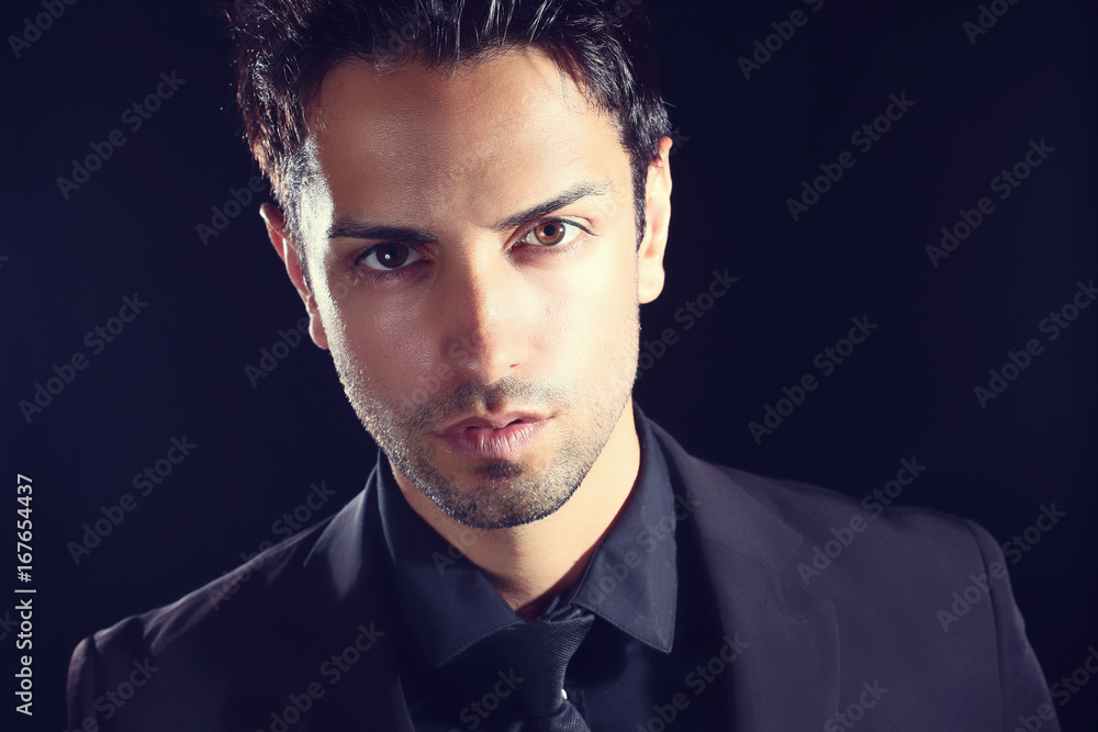 Fototapeta premium Bel homme séduisant 