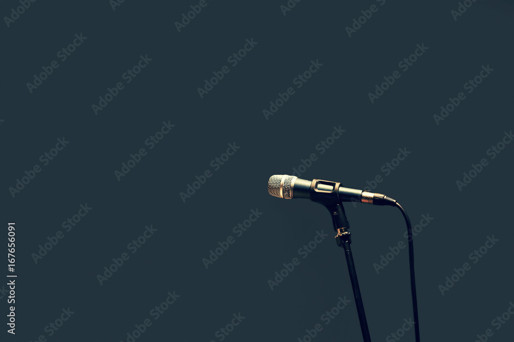 Obraz premium Microphone on a blue background