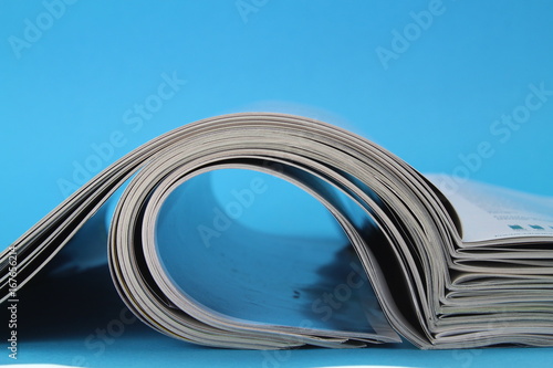 Obraz na plátně Magazine mit blauem Hintergrund