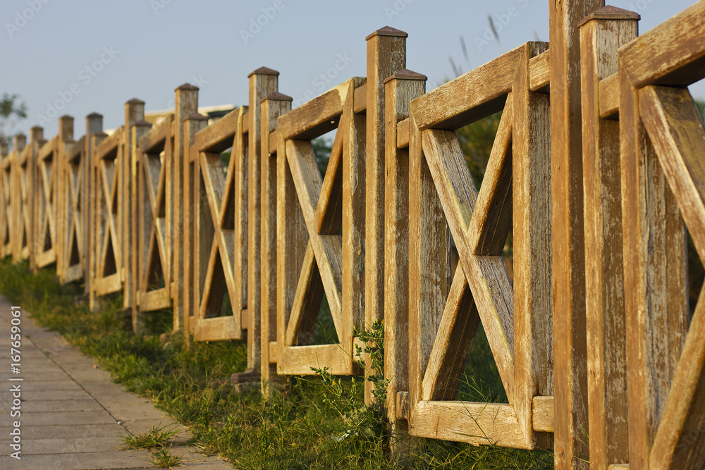 Obraz premium Wooden railing in the park in Antalya Turkey