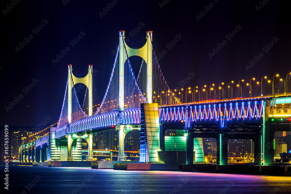 Obraz premium GwangAn Bridge at night in Busan, South Korea.