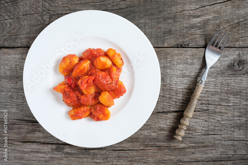Fototapeta Naklejka Na Ścianę i Meble -  Gnocchi mit roter Tomatensauce und Chili