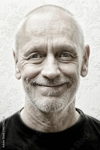 Quadro su tela Black and white portrait of a smiling and confident caucasian  man, with a penet