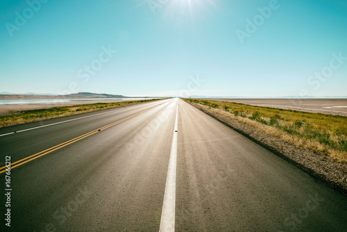 Strada nel deserto sotto al sole rovente, orizzonte © Francesco