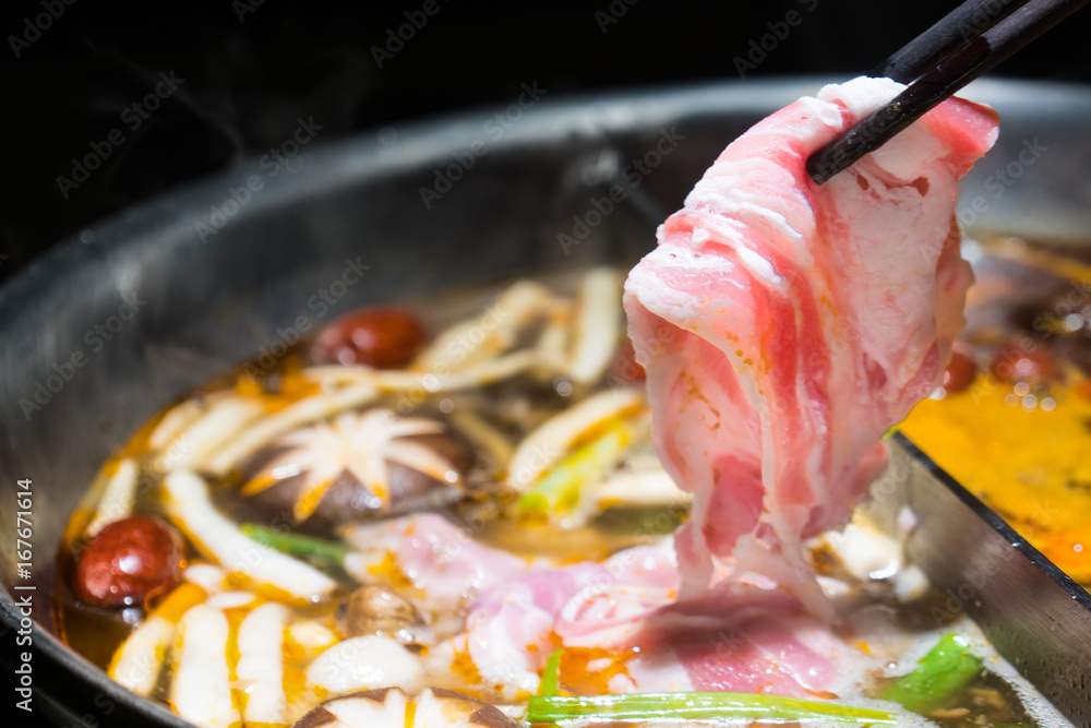Foto Put lamb into Chinese hot pot