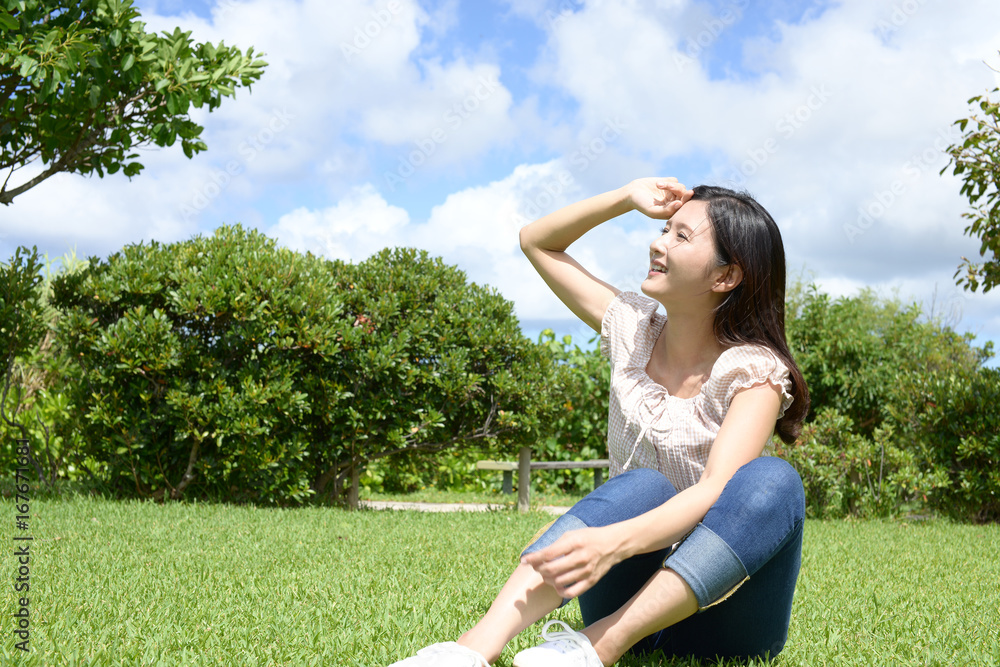 芝生の上でくつろぐ女性 芝生の上でくつろぐ女性