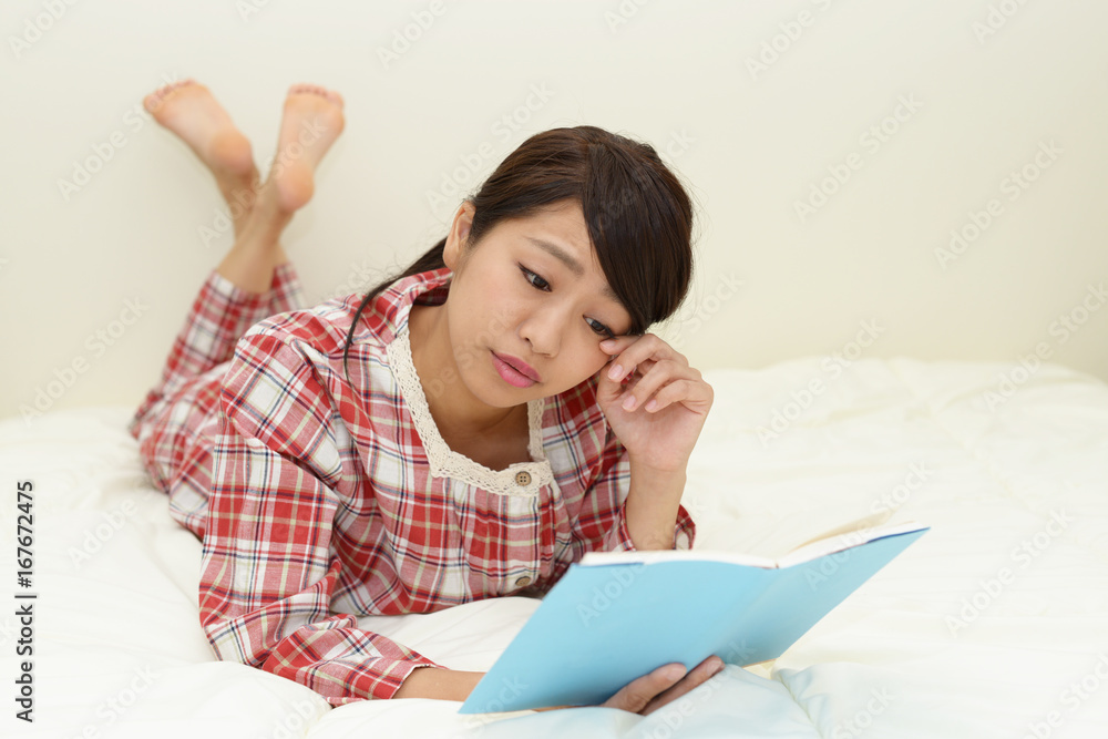 本を読む女性