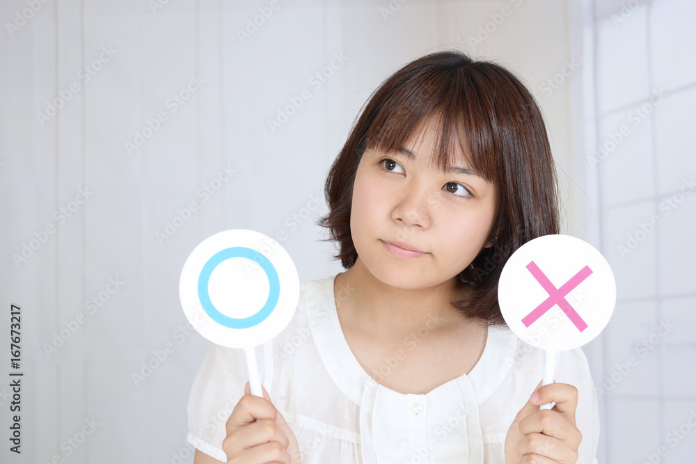 判定する女性 判定する女性