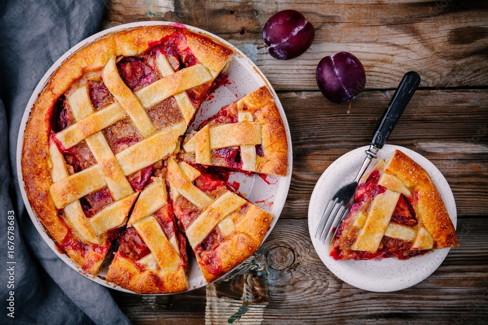 Fotografia Homemade plum pie on rustic background