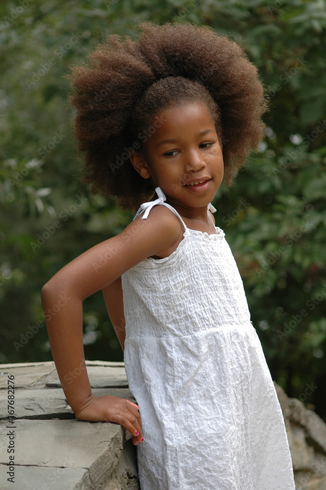 Fillette metisse cheveux afro en robe blanche Stock Photo | Adobe Stock