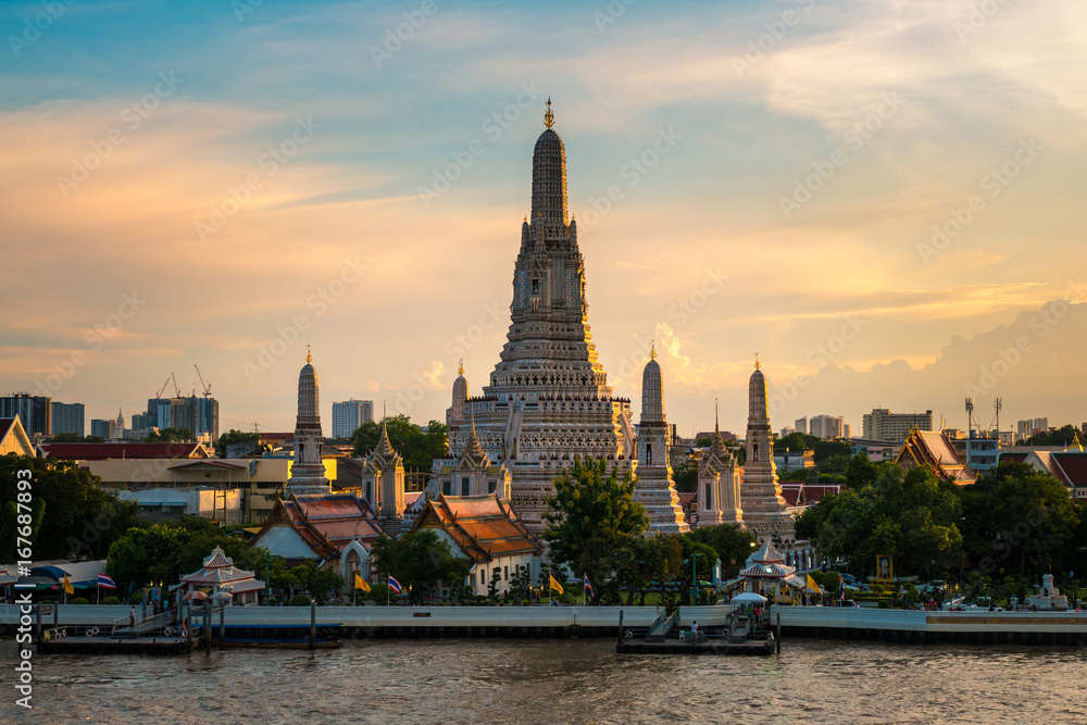 Obraz premium Wat Arun in Bangkok during golden hour.