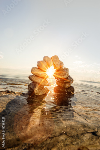 Steinbrücke im Gegenlicht