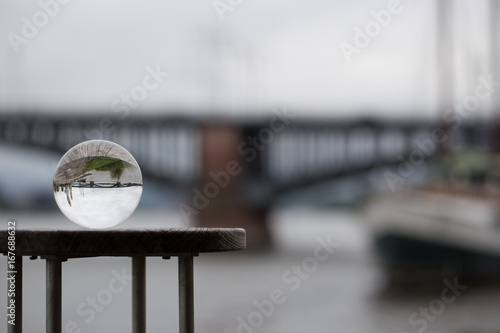 Die Theodor-Heuss-Brücke in einer Glaskugel