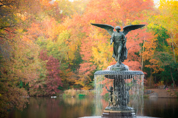 Canvas schilderij Central Park Bethesda Fountain tussen herfstbladeren  © KRIDSADA