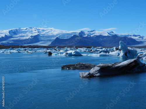 Lagune glaciaire de Jökulsarlon : glace et bleu intense (Islande)