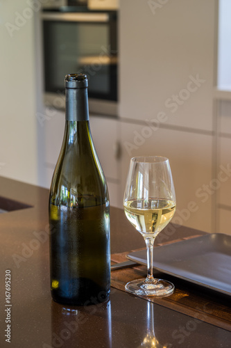 verres de vin servis à table