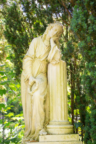 Die Trauernde stützt sich auf eine Stele