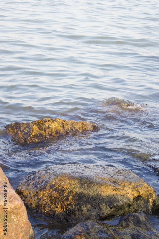 Obraz premium Boulders and the sea at sunset