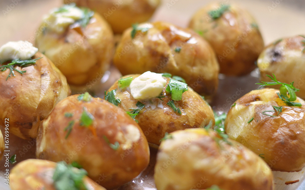 Печёный картофель с маслом. Печёный картофель с маслом.
