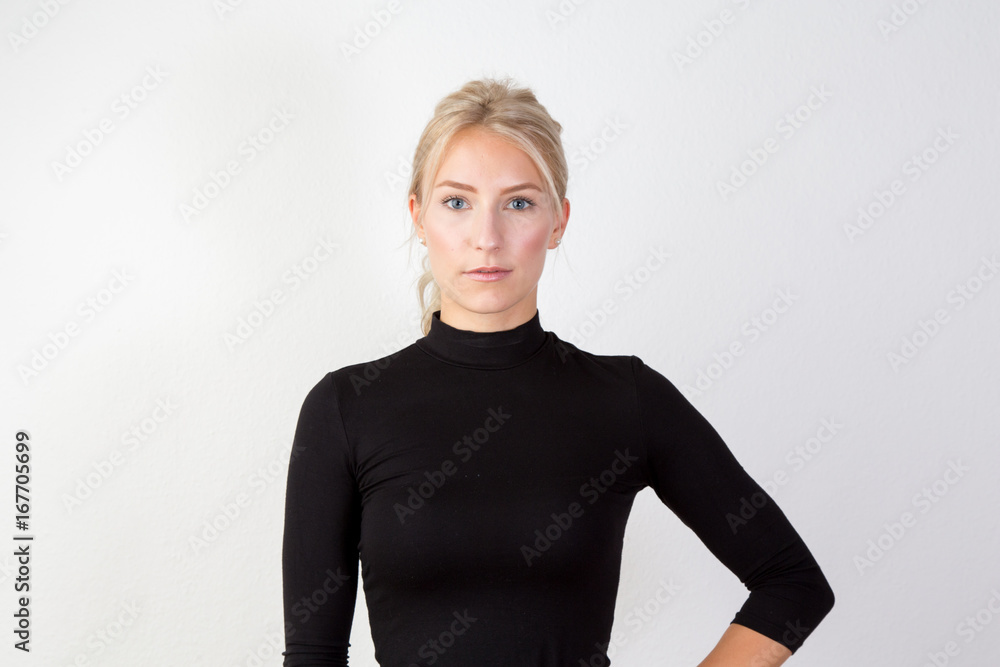 Eine blonde, junge, schöne Frau im Profil mit Pferdeschwanz Stock Photo ...