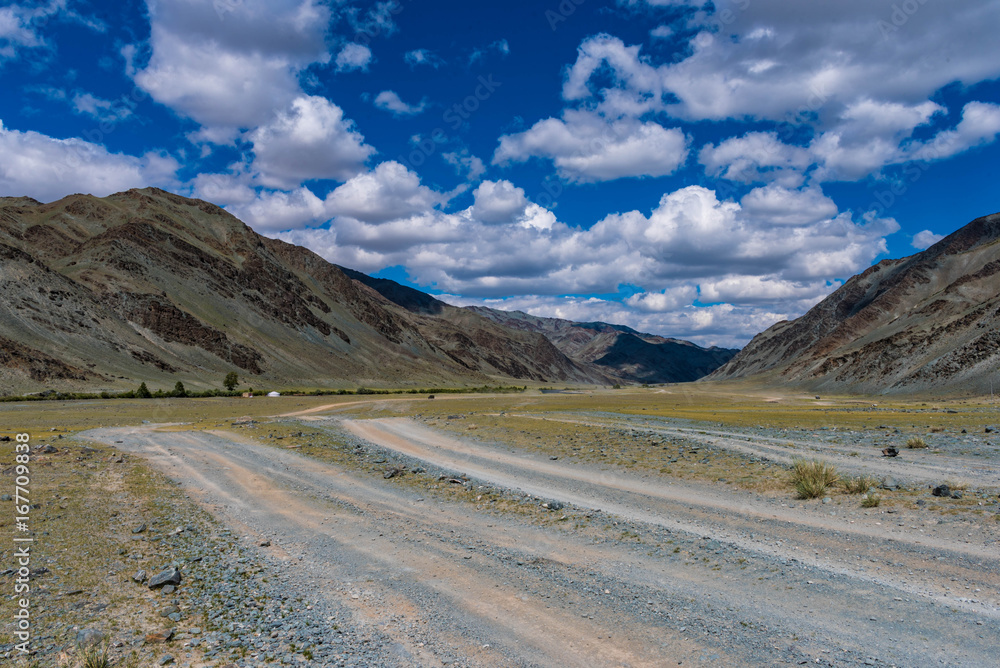 Schotterstraße im Altai Gebirge Mongolei