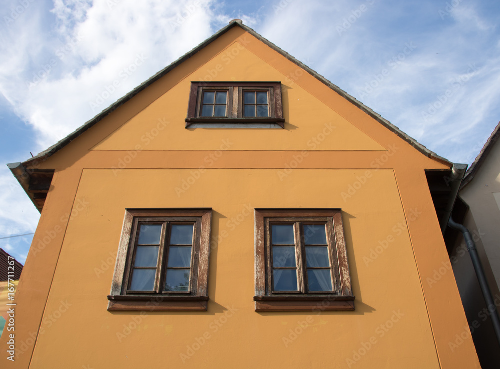 historisches Haus mit kleinen Fenstern