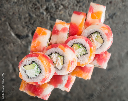 Foto Roll made with tuna, salmon and scallop