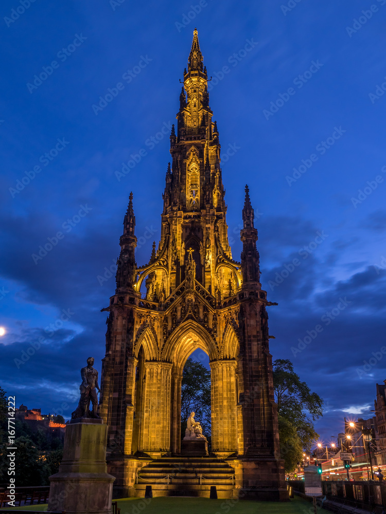 Obraz premium A view of the impressive Scott Monument located on Princes Street in Edinburgh Scotland.