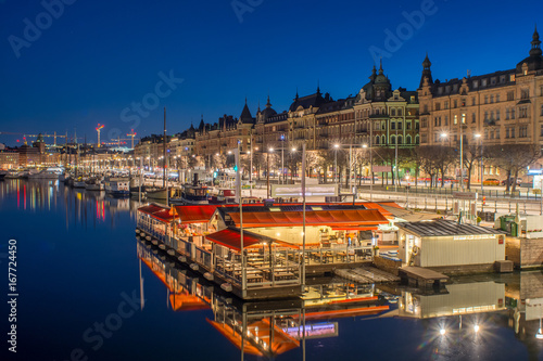 Djurgårdskanalen med båtplatser, strand caféer och Strandvägen photo