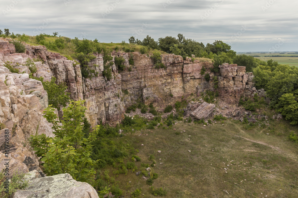 Blue Mound Cliff / A scenic cliff at a former rock quarry.