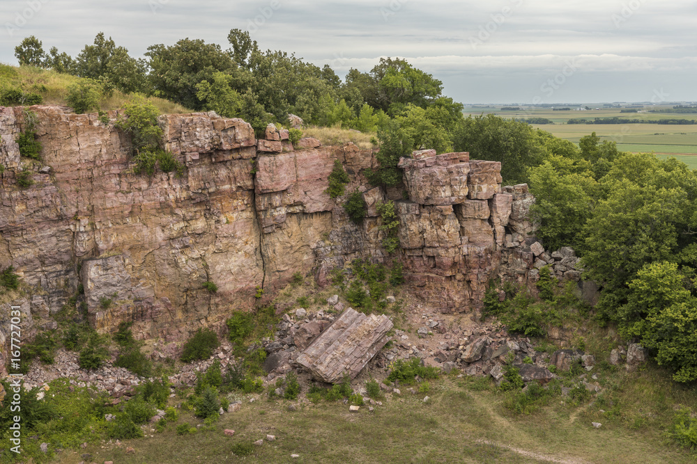 Blue Mound Cliff / A scenic cliff at a former rock quarry.
