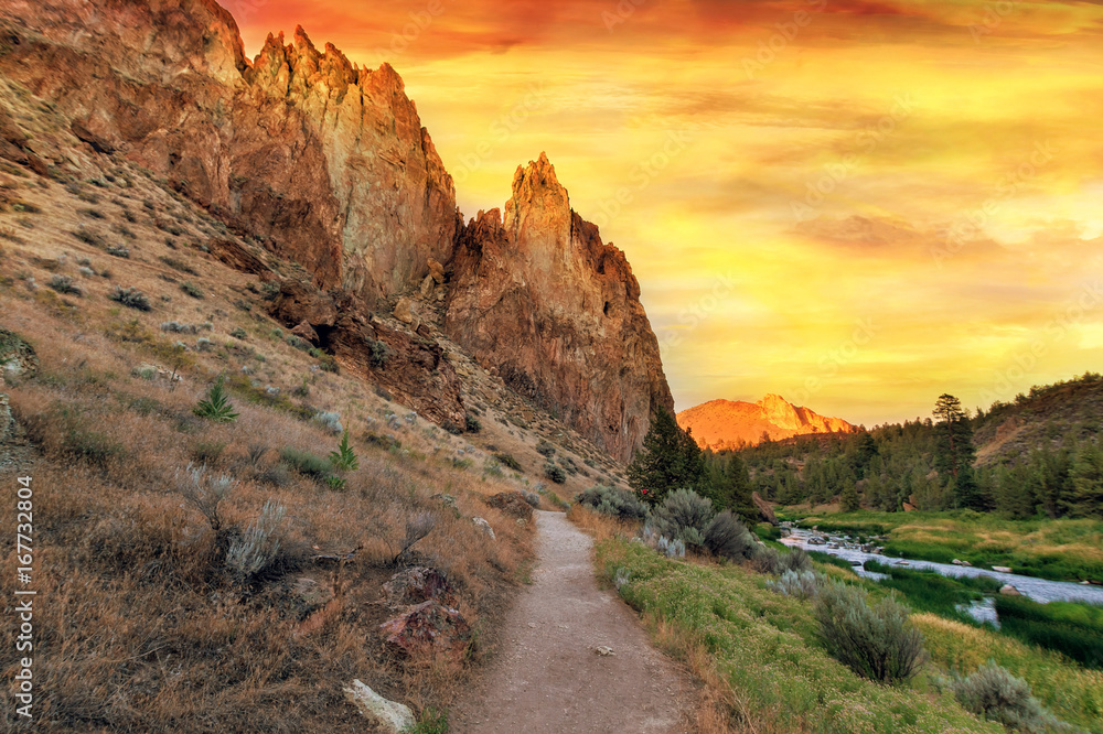 Fototapeta premium Hiking Trail at Smith Rock State Park in central oregon