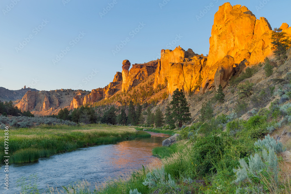 Crooked River and Monkey Face at Smith Rock central oregon