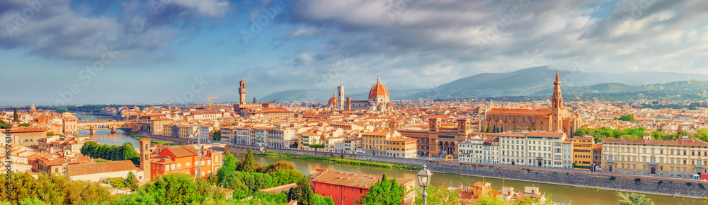 Fototapeta premium Piękny krajobraz powyżej, panorama na historyczny widok Florencji z punktu Piazzale Michelangelo. Poranny czas.