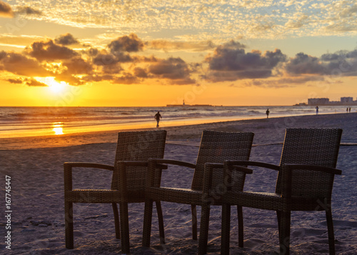 Drei Sessel am Strand bei Sonnenuntergang an der Costa de la luz