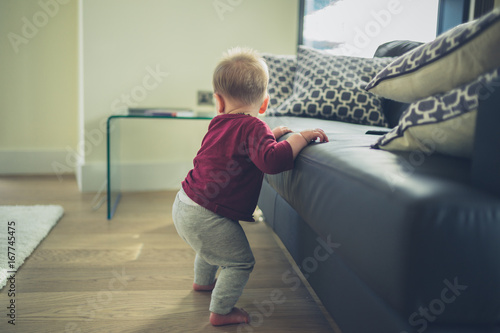 Canvas Print Little baby cruising in the living room