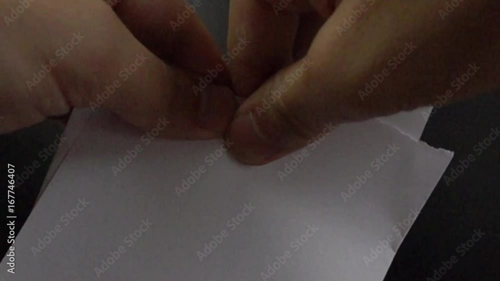 紙を破る Stock ビデオ Adobe Stock