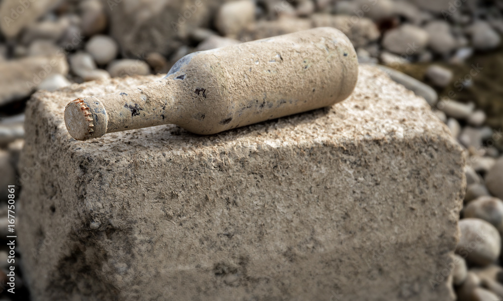 Flaschenpost Strandgut Flasche mit Rost Flaschenpost Strandgut Flasche mit Rost